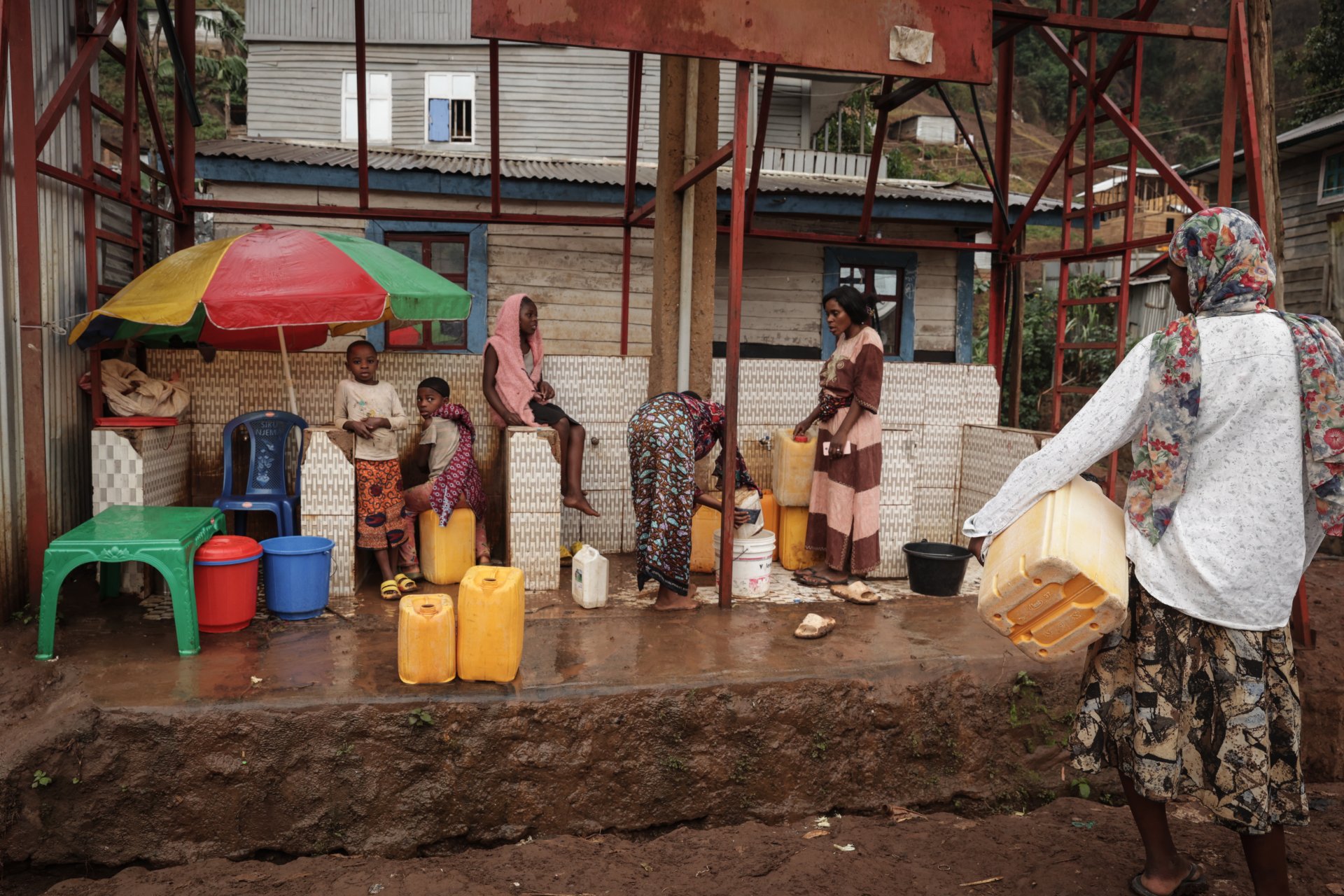L'un des sites de chloration de l'eau soutenus par MSF près de la rivière Ruzizi, dans la province du Sud-Kivu, en RDC. Ces points d'approvisionnement sont désinfectés afin de fournir de l'eau potable et de prévenir la transmission du choléra.