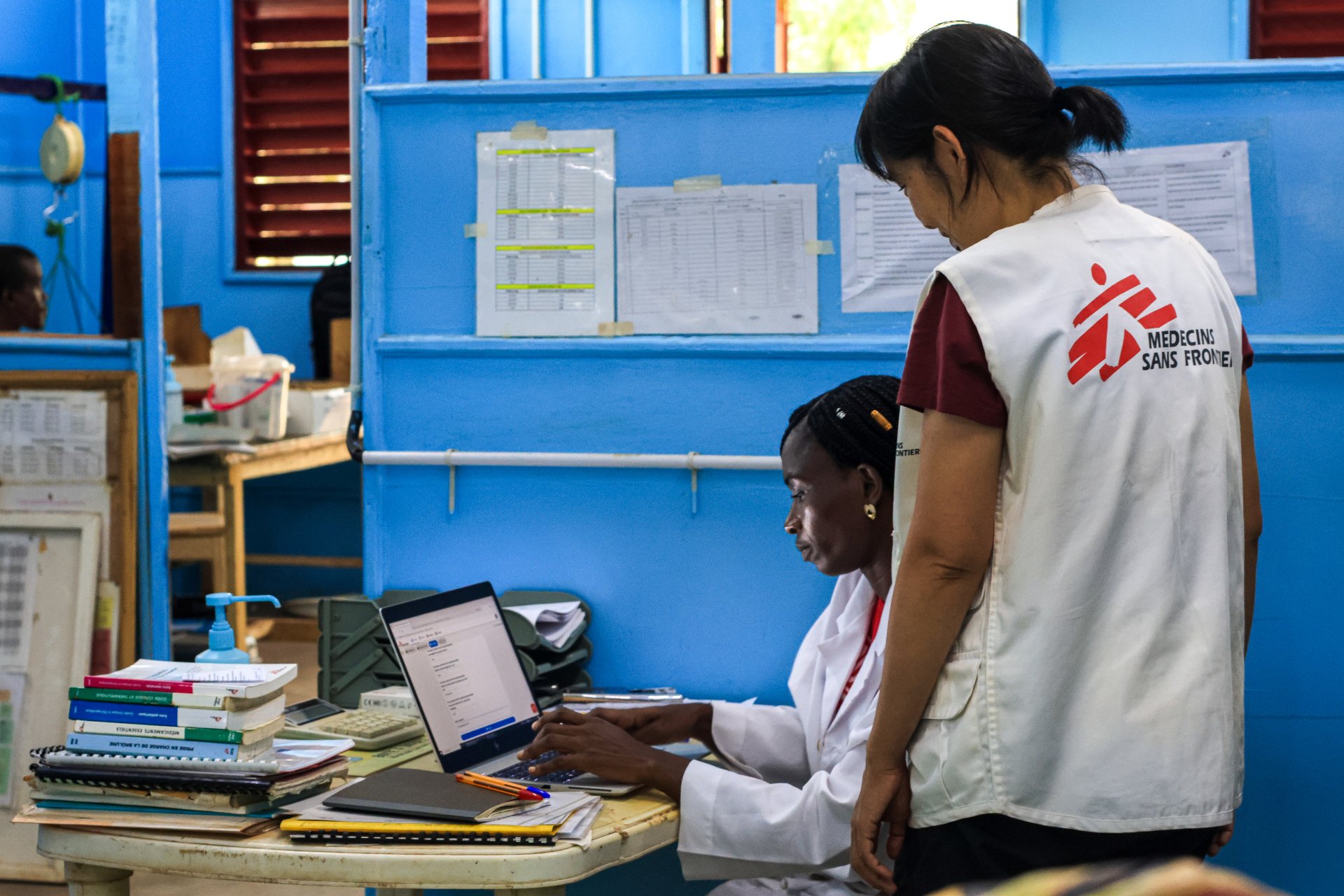  La télémédecine à Carnot : depuis le service des urgences pédiatriques, les docteurs Anaïs Kale-Mea-Kale et Kana Yamada soumettent un cas à la plateforme de télémédecine.