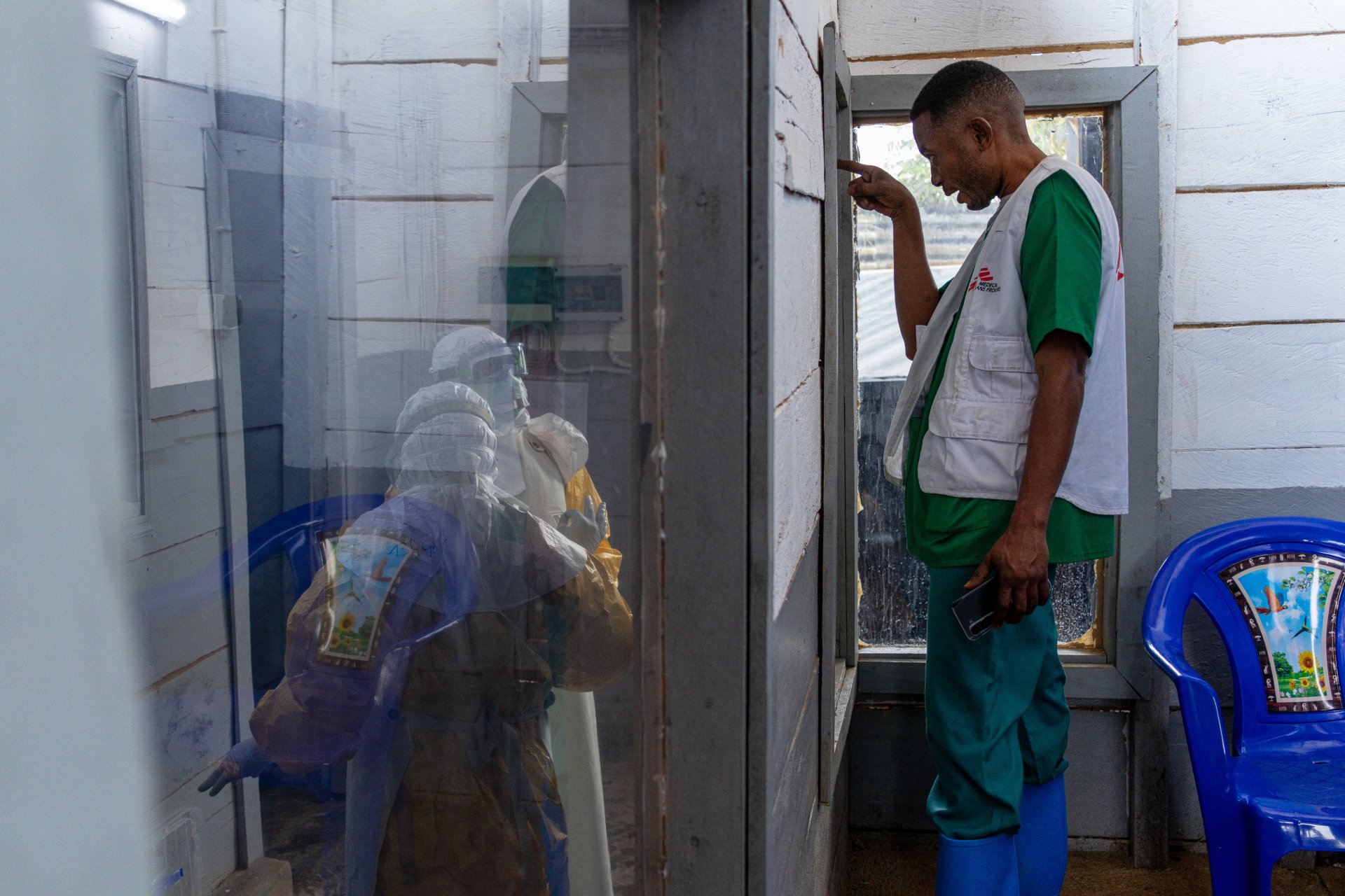 Dr Tathy Modjaka Nzoko, Responsable des activités médicales MSF, guide une équipe de médicaux entrés dans la zone de prise en charge des cas suspects au CTE de Kitatumba.