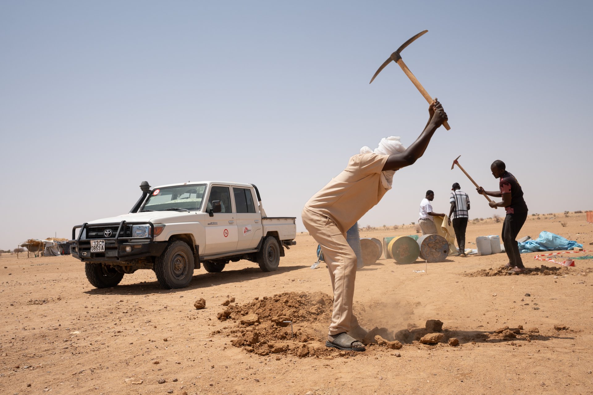 Mohammed Yossouf, ouvrier journalier, creuse le sol pour réaliser les fondations du réservoir à membrane dans un nouveau point de distribution d'eau de MSF situé dans la zone G du camp de réfugiés.