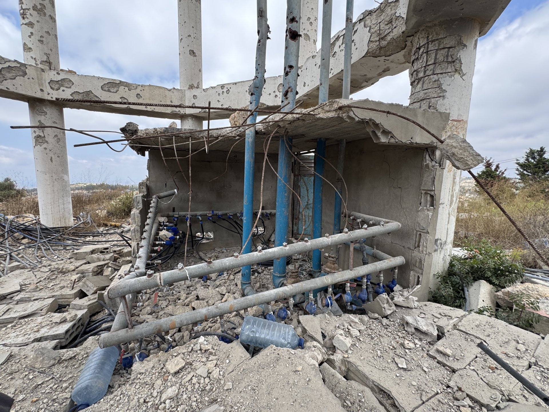 Installation hydraulique endommagée sous le réservoir du village à la suite d'une attaque israélienne