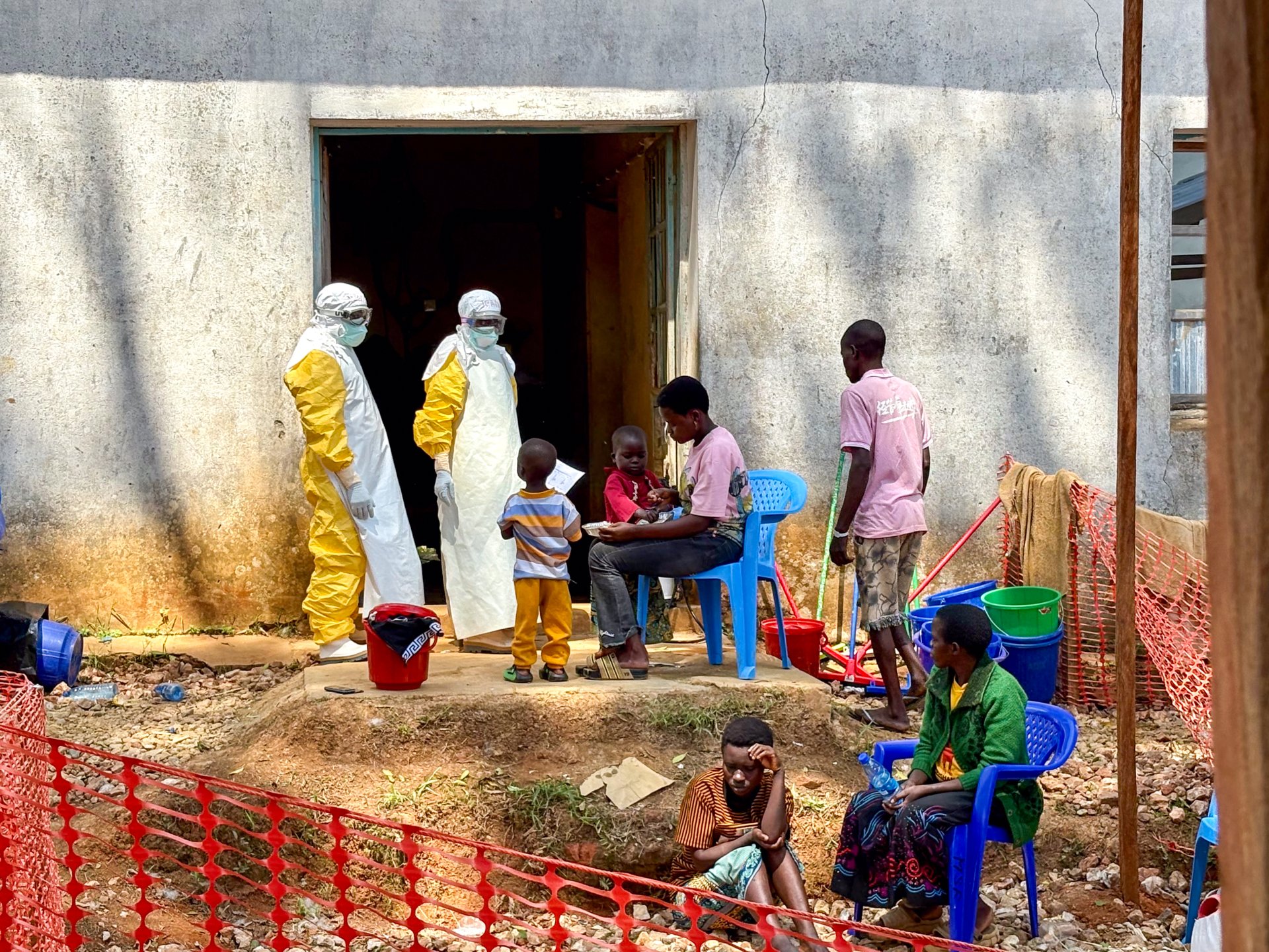 Deux professionnels de santé s'entretiennent avec des patients hospitalisés pour un cas confirmé d'Ebola.