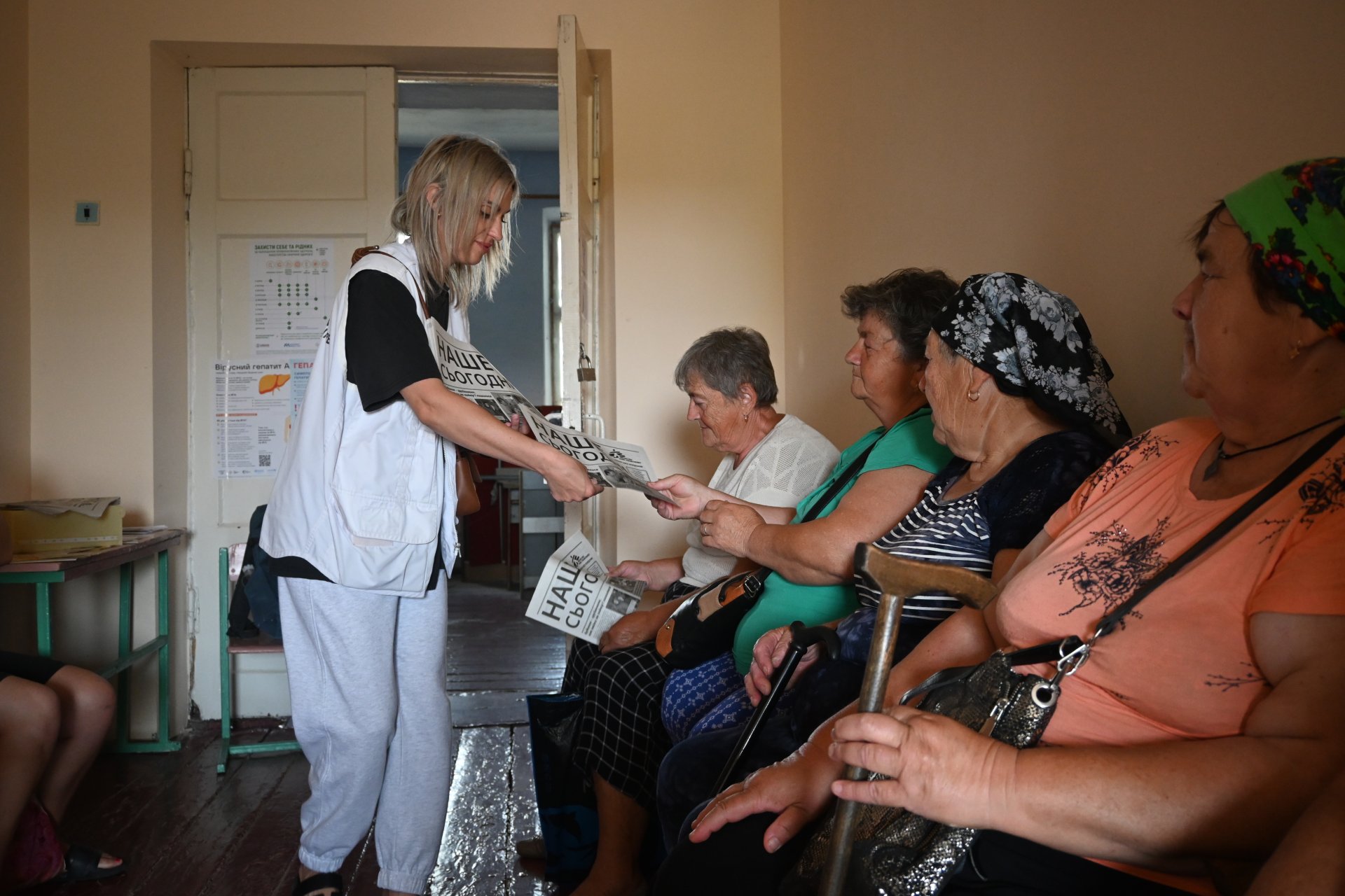 Olena Liubarska, promotrice de santé chez MSF, distribue le journal.
