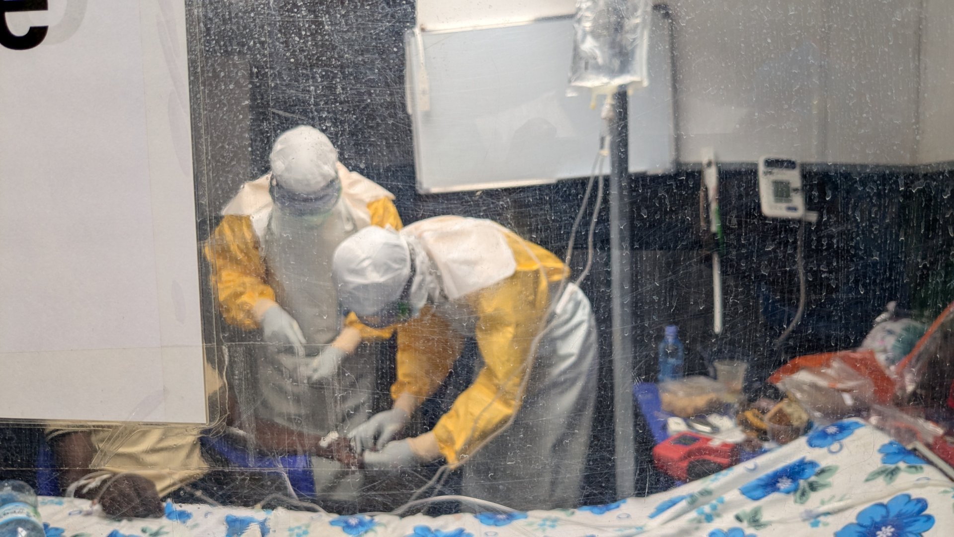 Des membres des équipes MSF en consultation avec un patient qui souffrent d’Ebola.