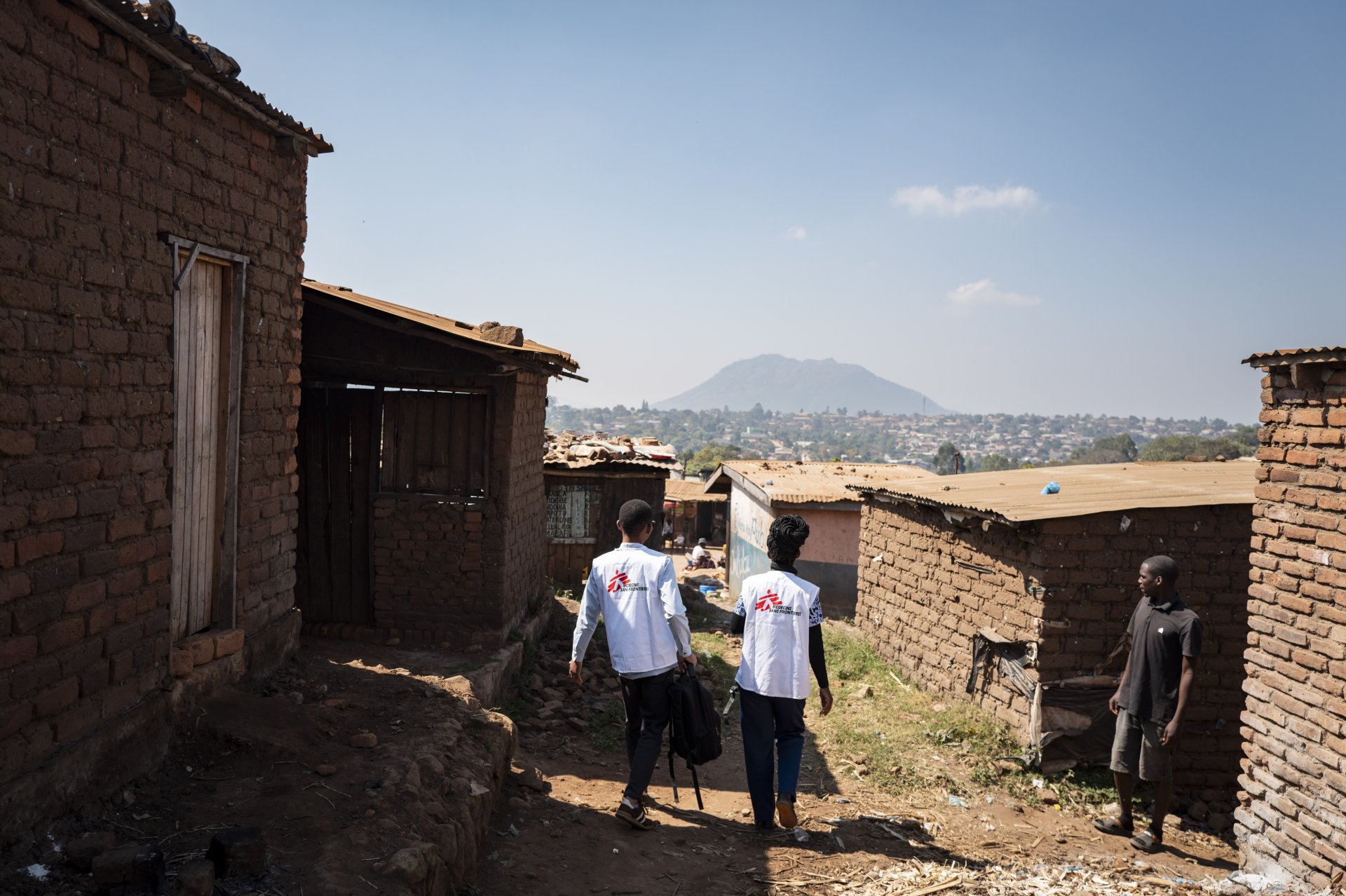 Deux membres de l'équipe de soins palliatifs de MSF lors d'une visite dans un quartier de la périphérie de Blantyre, au Malawi, le 23 juillet 2026.