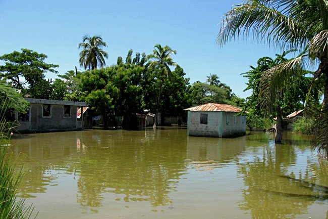 Après le passage du dernier cyclone en Haïti, les équipes de MSF ont trouvé un village submergé et privé d'aide depuis un mois. Haiti, octobre 2009.