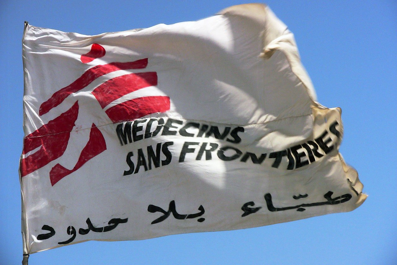 Le drapeau de MSF sur l'hôpital du Camp Kalma, le plus grand camp de déplacés internes au Darfur. 2008.