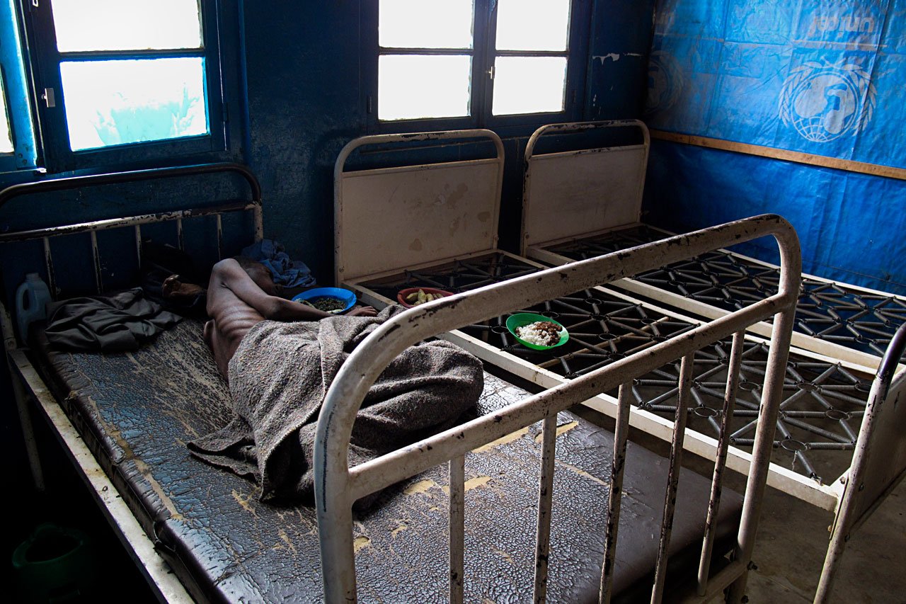 En deux mois, dix-sept prisonniers, référés de la prison de Bunia vers l’hôpital de la ville, sont décédés, victimes de dénutrition sévère. L’équipe MSF travaillant dans cette ville du district oriental de l’Ituri en République Démocratique du Congo, vient d’intervenir dans la prison pour mettre fin à cette tragédie. Visite d’un lieu de désolation où s’entassent plus de 500 prisonniers dont à peine un tiers d’entre eux ont jusqu’alors été jugés. Bunia, DR Congo, 1 janvier 2010.