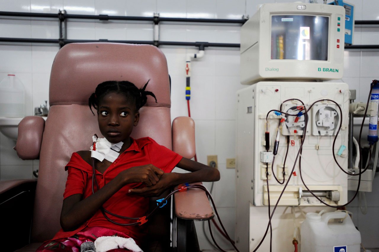 Dialyse sur une jeune patiente, Haïti, 20 janvier 2010.