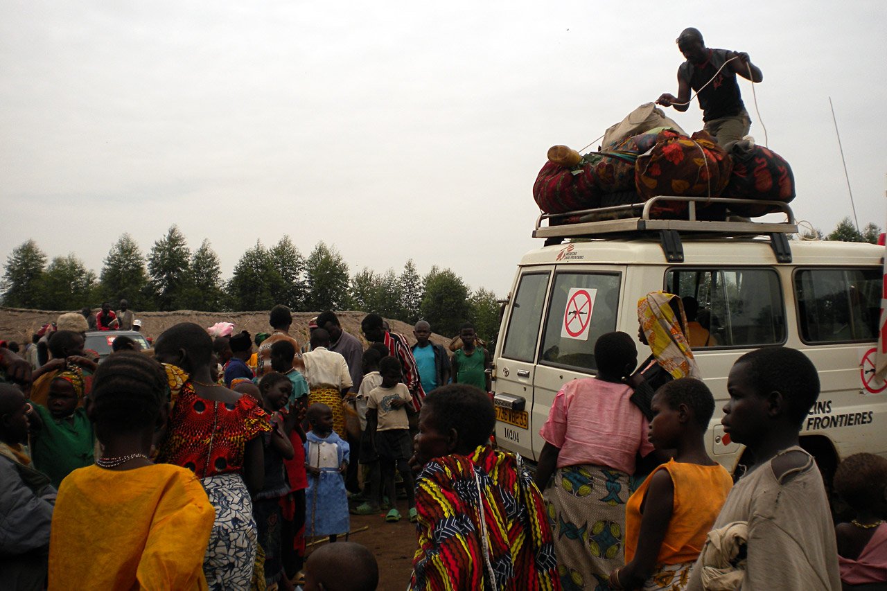 De Ozoba à Aveba, les personnes les plus épuisées sont transportées par MSF en voiture. 