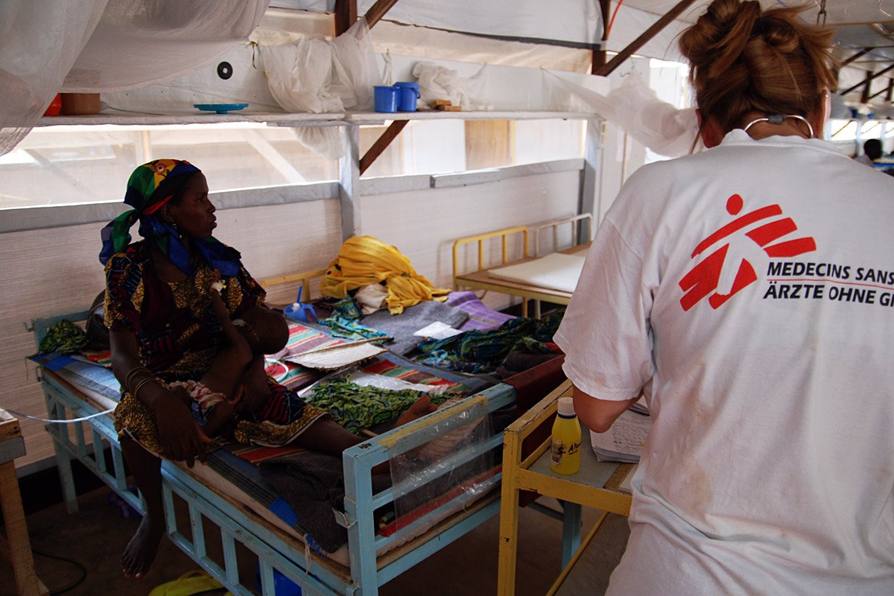 Au CRENI la surveillance des enfants est celle d’un service d’urgence pédiatrique. Très lourd à gérer. C’est pourquoi MSF développe le travail en proximité avec les communautés, dans les villages. Un moyen efficace d’éviter les trop grandes complications médicales.