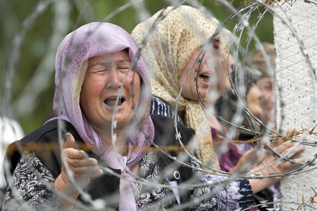 Réfugiés fuyant les violences de leur ville à la frontière entre l'Ouzbékista et le Kyrgyzstan dans la région de Osh