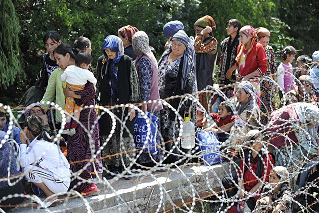 Réfugiés fuyant les violences de leur ville à la frontière entre l'Ouzbékista et le Kyrgyzstan dans la région de Osh