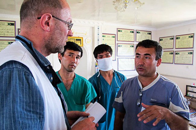 Evaluation à Osh le dimanche. Un médecin, un infirmier et un psychologue visitant différents quartiers de Osh  afin d’augmenter les activités de MSF dans cette région. Sur cette photo, MSF docteur et coordinateur des urgences Andrei Slavuckij, au Sud Kirghizistan 