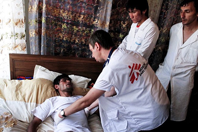 Un docteur MSF examine un jeune patient qui a été battu alors qu’il se rendait au marché de Osh. 