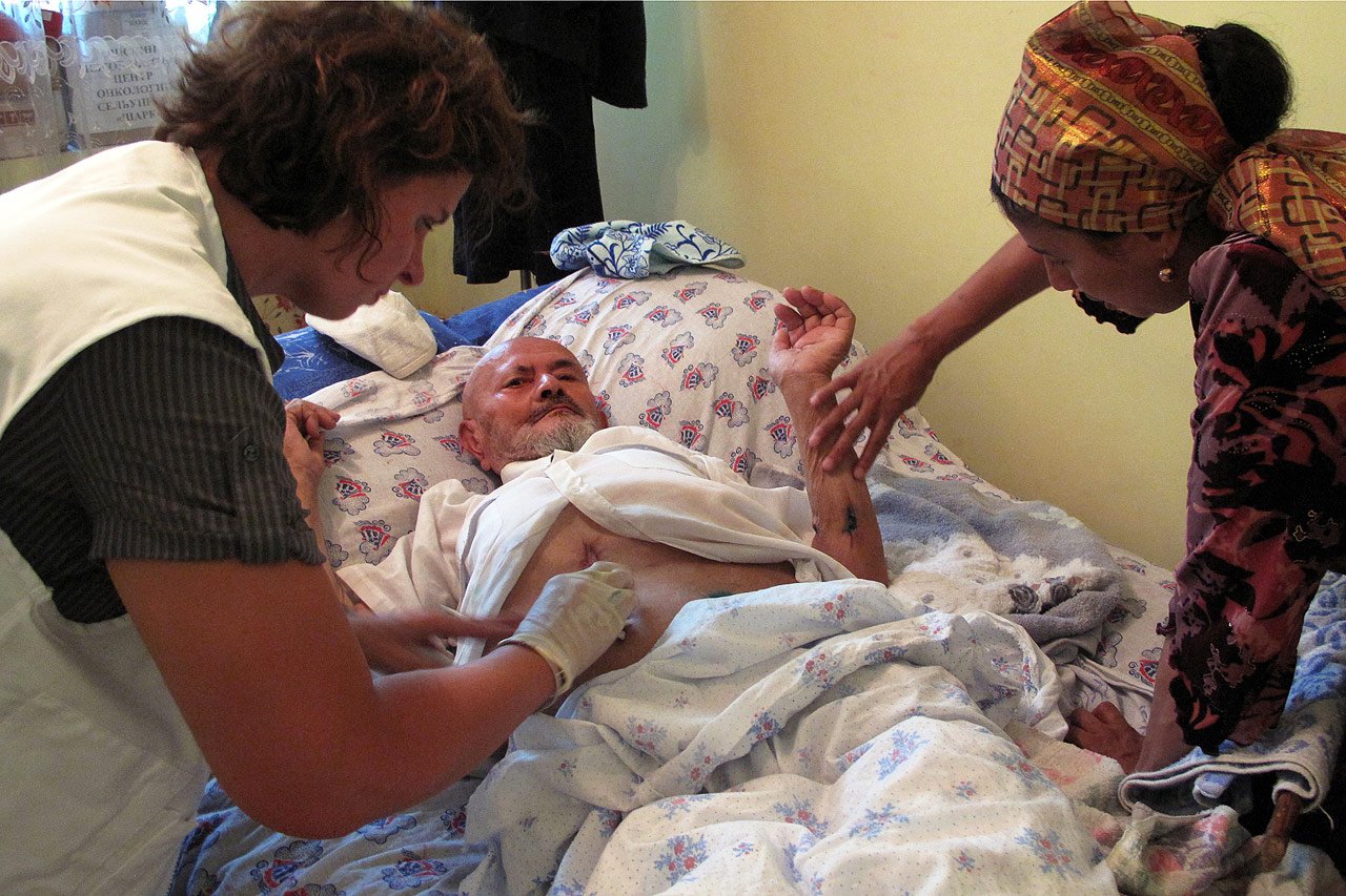 Kirghizistan, 2010. Anja Wolz, coordinatrice terrain pour MSF à Och au sud du Kirghizistan, change les pansements d’un homme blessé durant les violents affrontements de juin dernier.