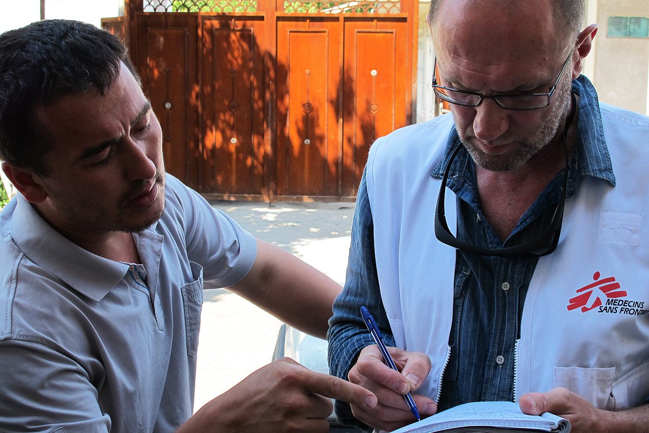 Le coordinateur MSF des urgences, Andrei Slavuckij évalue les besoins médicaux dans un quartier de Och, Kirghizistan, 21/06/2010