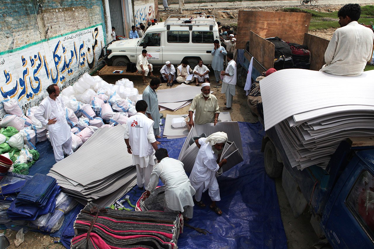 MSF-Belgique distribue des biens non alimentaires à Dargai, province de Malakand, aux victimes des inondations au Pakistan, 12.08.2010 