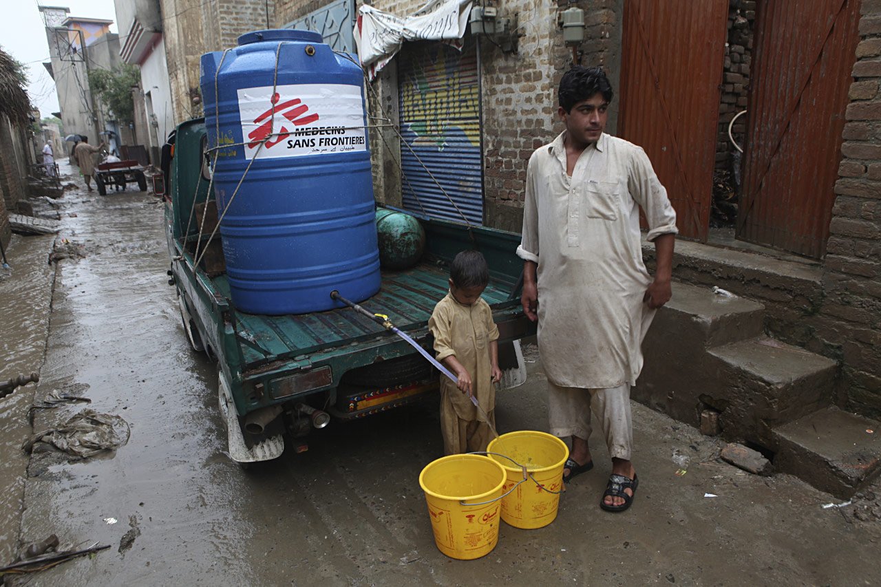 MSF-Belgique ; distribution d’eau dans les villages entourant Charsadda, Pakistan, 08.08.2010