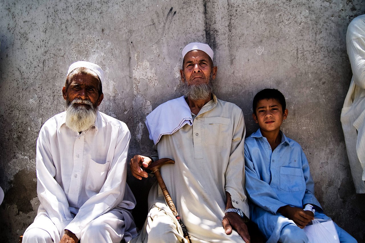 Des patients attendent dehors durant la journée de soins ambulatoires à Dragai, Pakistan, 19.05.2010.