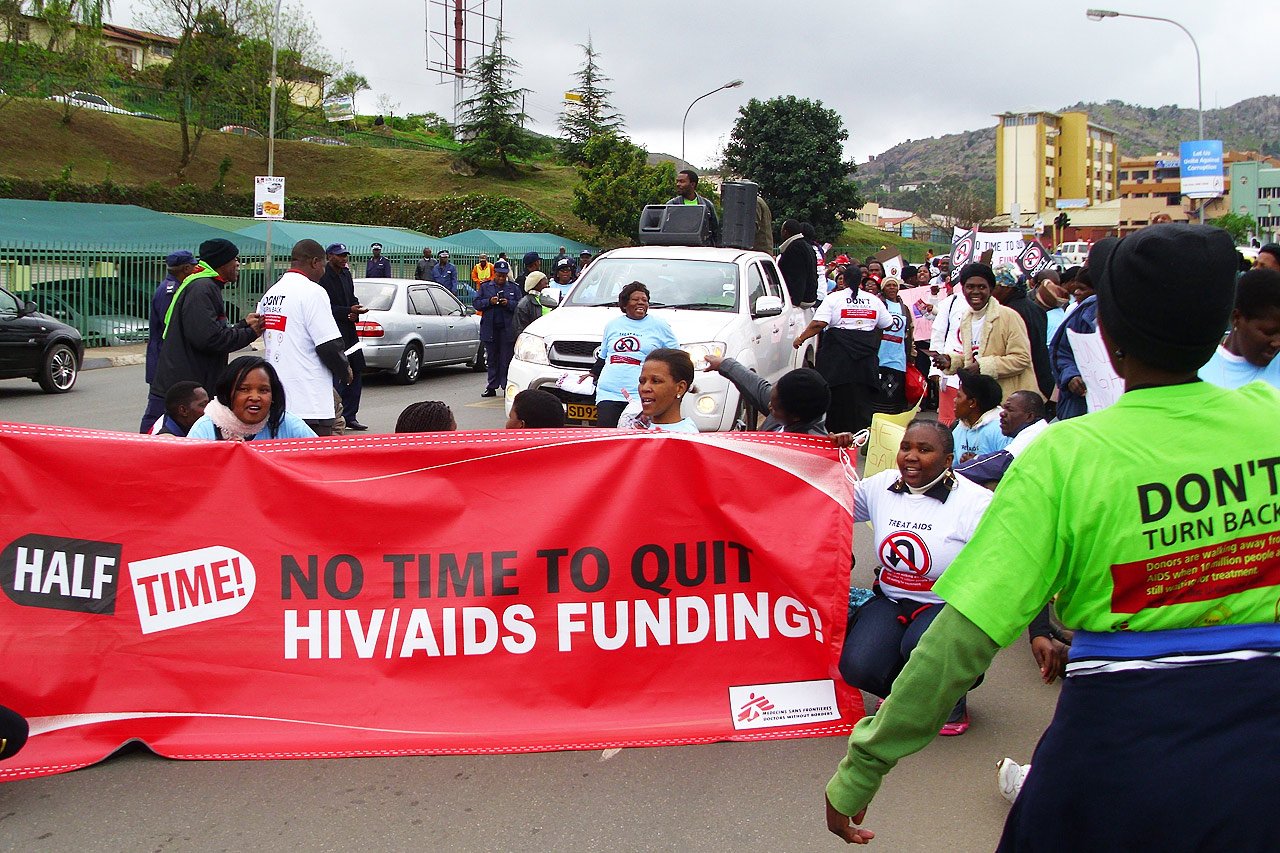 500 manifestants, dont les équipes MSF, appellent les pays donateurs à continuer de financer le fonds mondial. Mbabane, Swaziland.