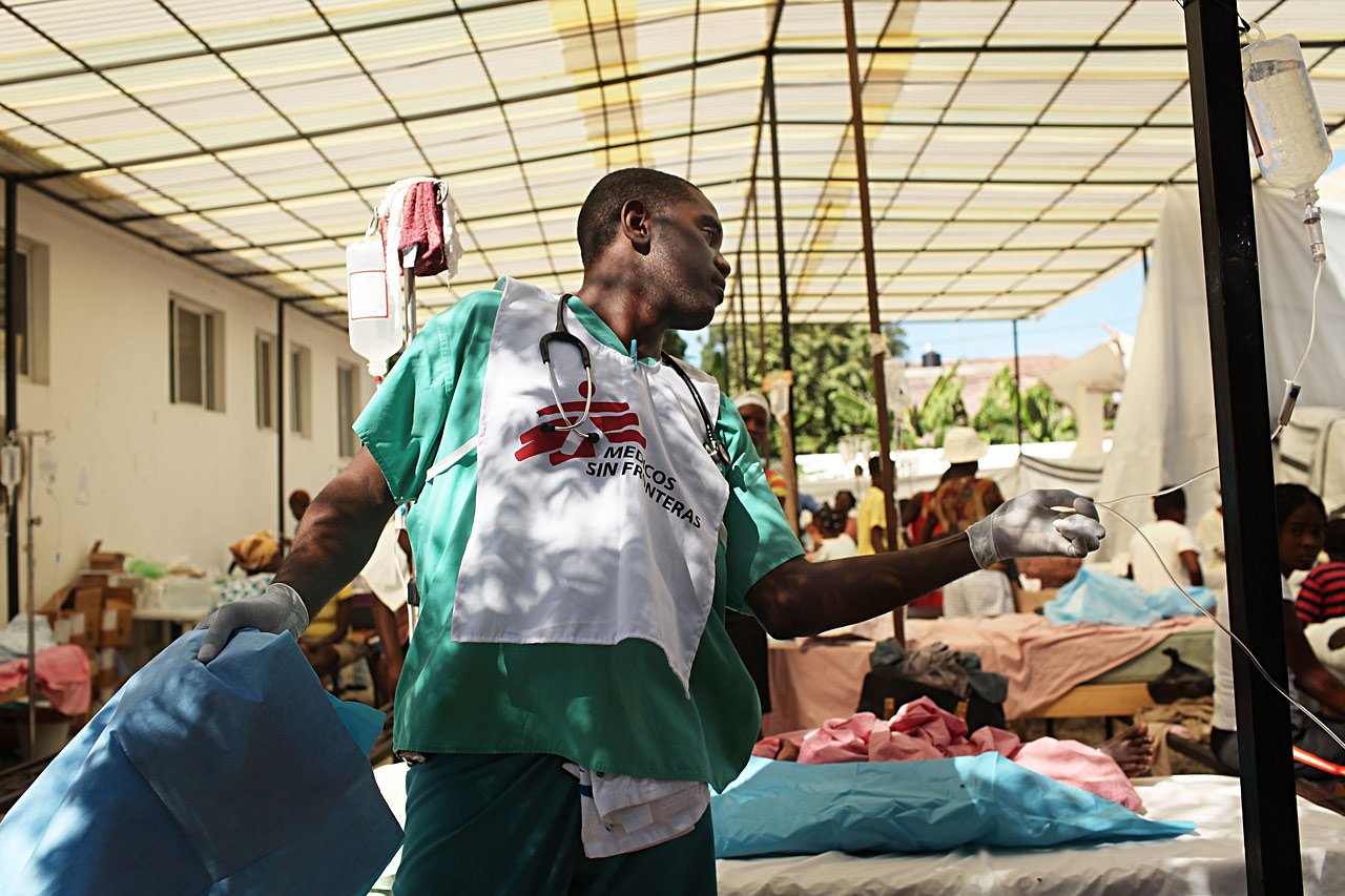 Les équipes médicales MSF traitant les patients atteints de cholera dans l’hôpital de St-Marc, géré par le Ministère de la santé, Haïti 30.10.2010