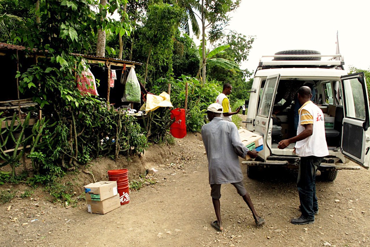 Les équipes MSF amènent le nécessaire pour le traitement du choléra à Rivière Blanche, une localité reculée au nord d’Haïti, novembre 2010