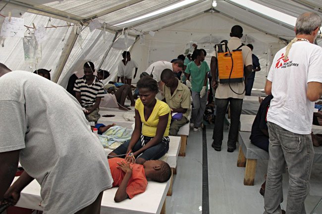 Les équipes MSF traitent des patients à l’hôpital Choscal, une structure du ministère de la Santé publique haïtien à Cité Soleil, Port-au-Prince, Haïti, 12.11.2010
