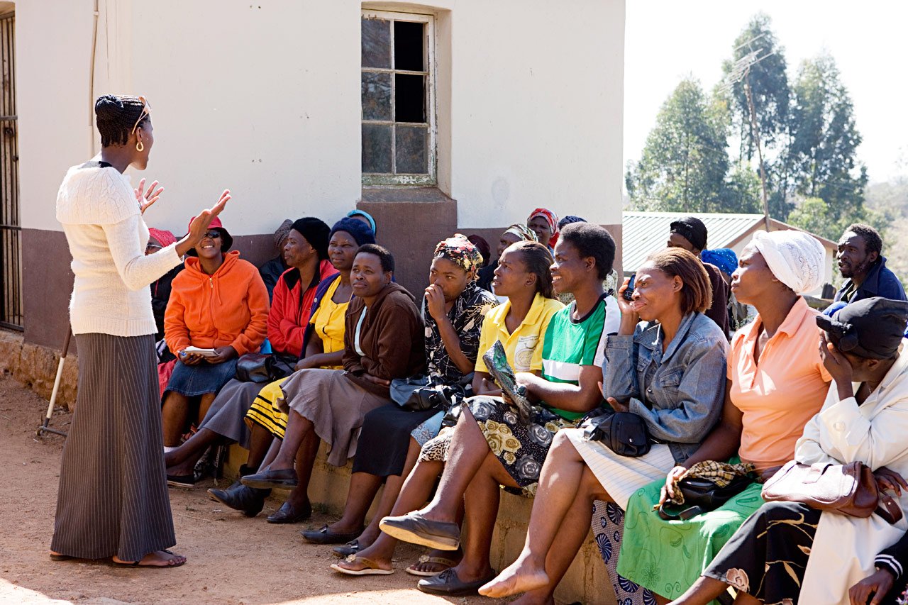 L’éducatrice sociale Futhy parlant à la communauté. Le Swaziland figure parmi les pays les plus touchés au monde par la co-infection VIH/sida et tuberculose. 02.09.2008
