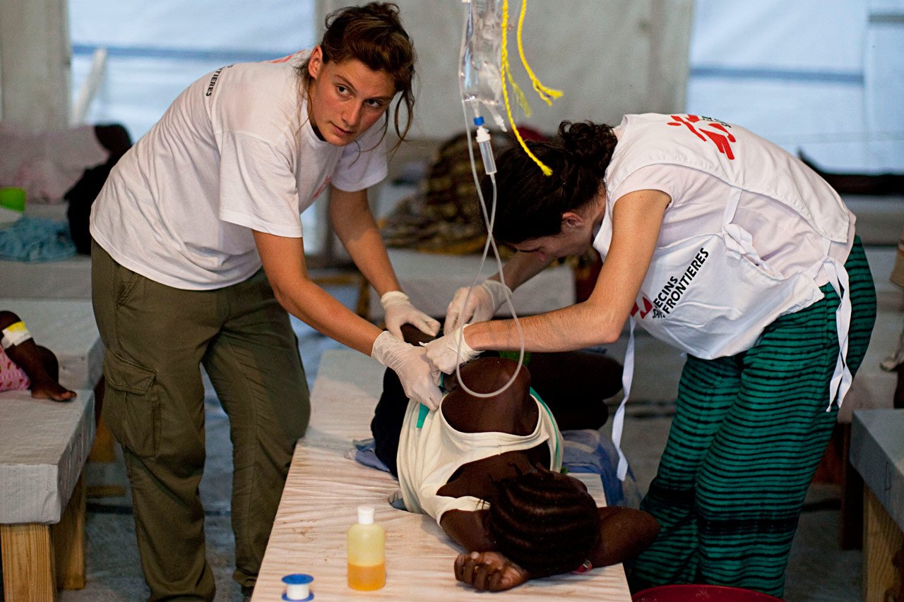 Les Haïtiens sont traités contre le choléra à la Clinique de la Sarthe dirigée par MSF à Port-au-Prince, Haïti, 15.11.2010