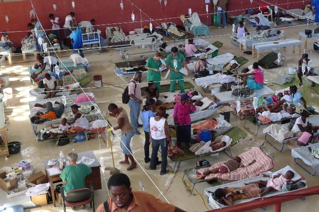 Dans le centre de traitement du choléra (CTC) de MSF au gymnase de Cap Haîtien en Haîti. Décembre 2010.