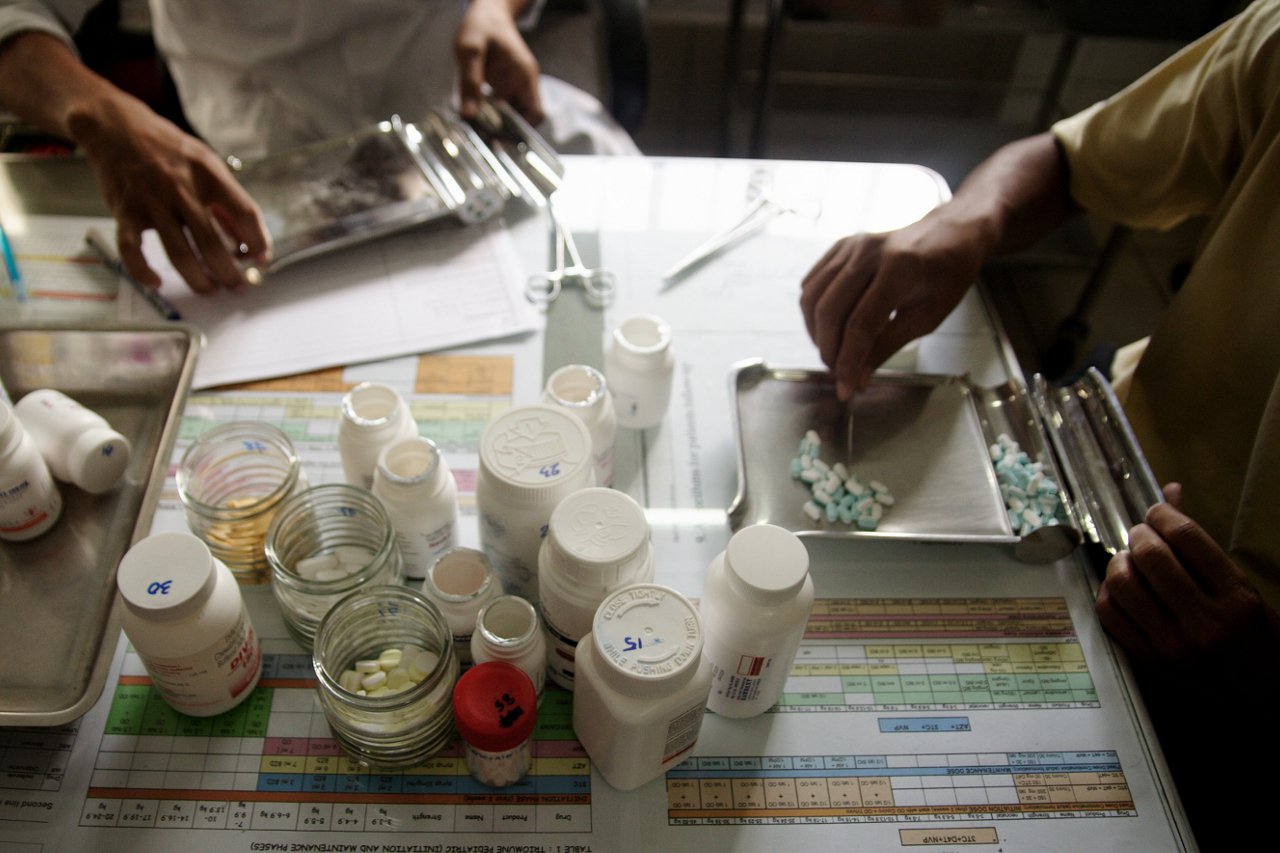 Distribution de medicaments dans le service des maladies infectieuses de l'hôpital de l'Amitié khméro-soviétique au Cambodge. 01/09/2008