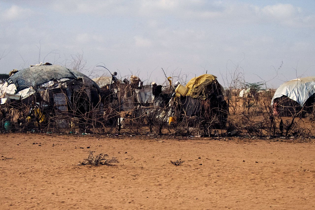 Abris de fortune à l'extérieur du camp de Dagahaley, Dadaab, Kenya, 2010