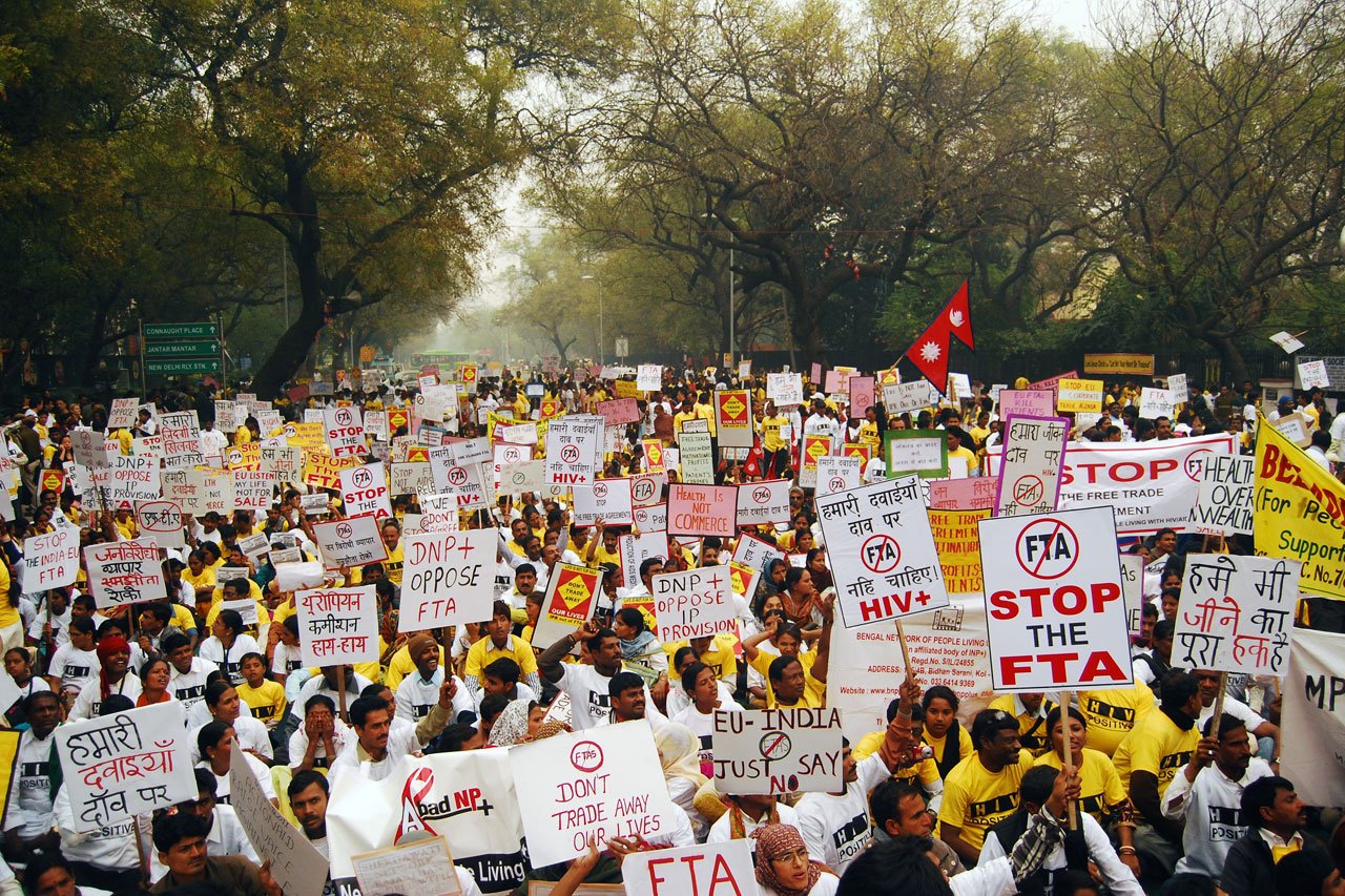 Des manifestants défilent pour protester contre l'accord commercial Inde/Europe à New Delhi, en Inde, le 2 mars 2011