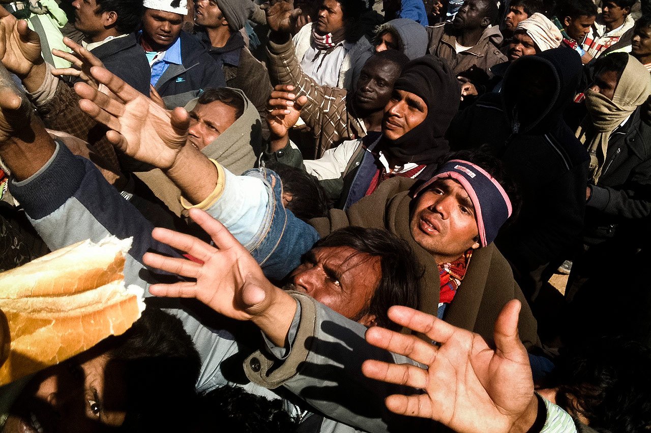 Distribution de nourriture à Ras Ajdir en Tunisie. Des milliers de travailleurs émigrés ont fuit  la Libye vers la Tunisie. 