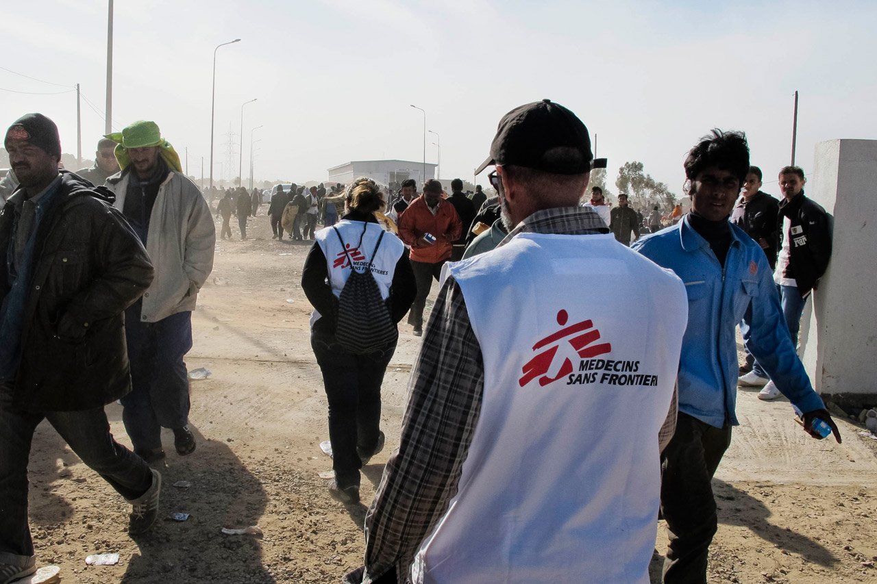 Des milliers de travailleurs émigrés ont fuit la Libye vers la Tunisie à Ras Ajdir.