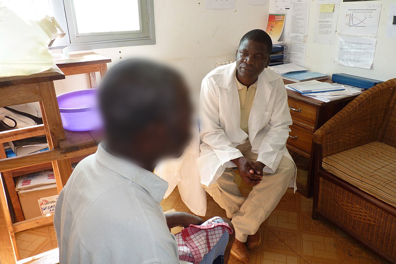 Henriques Mbuana, un conseiller MSF, discute avec un patient à l'hôpital de Lichinga, dans le nord du Mozambique. 2011
