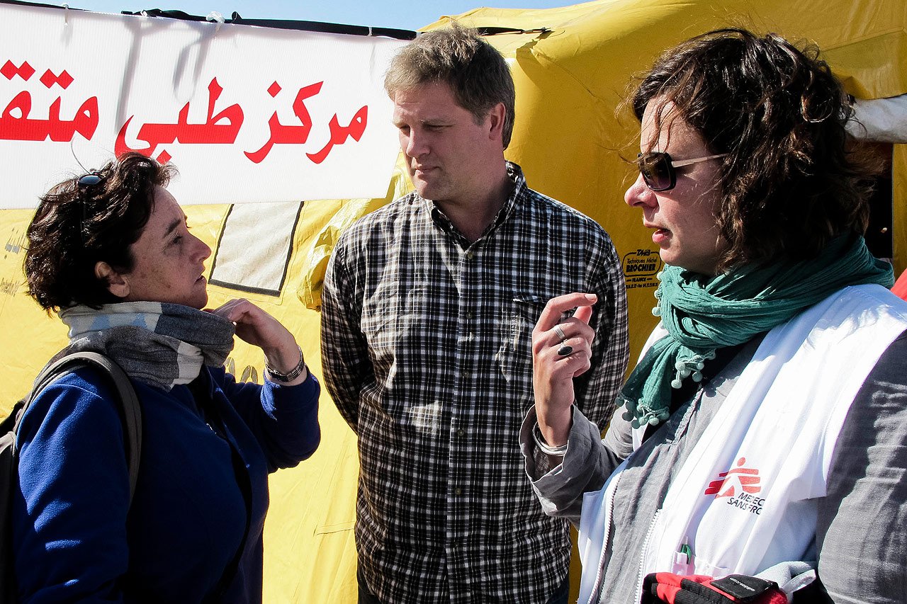 Les équipes MSF assistent les médecins et infirmiers locaux dans la gestion des besoins médicaux à la frontière tuniso-libyenne.