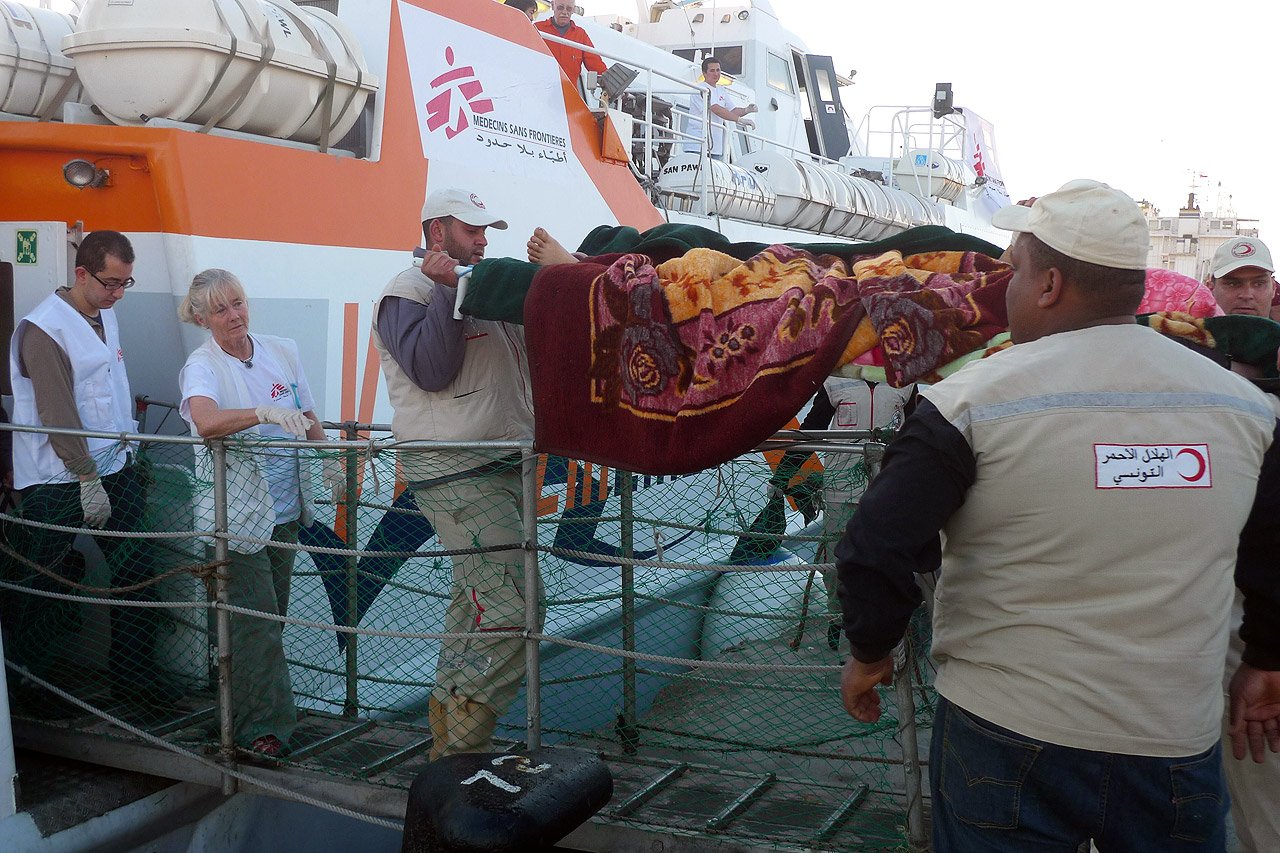 Une fois débarqués, les blessés ont été évacués dans différents hôpitaux tunisiens. Tunisie-Misrata, 03.04.2011