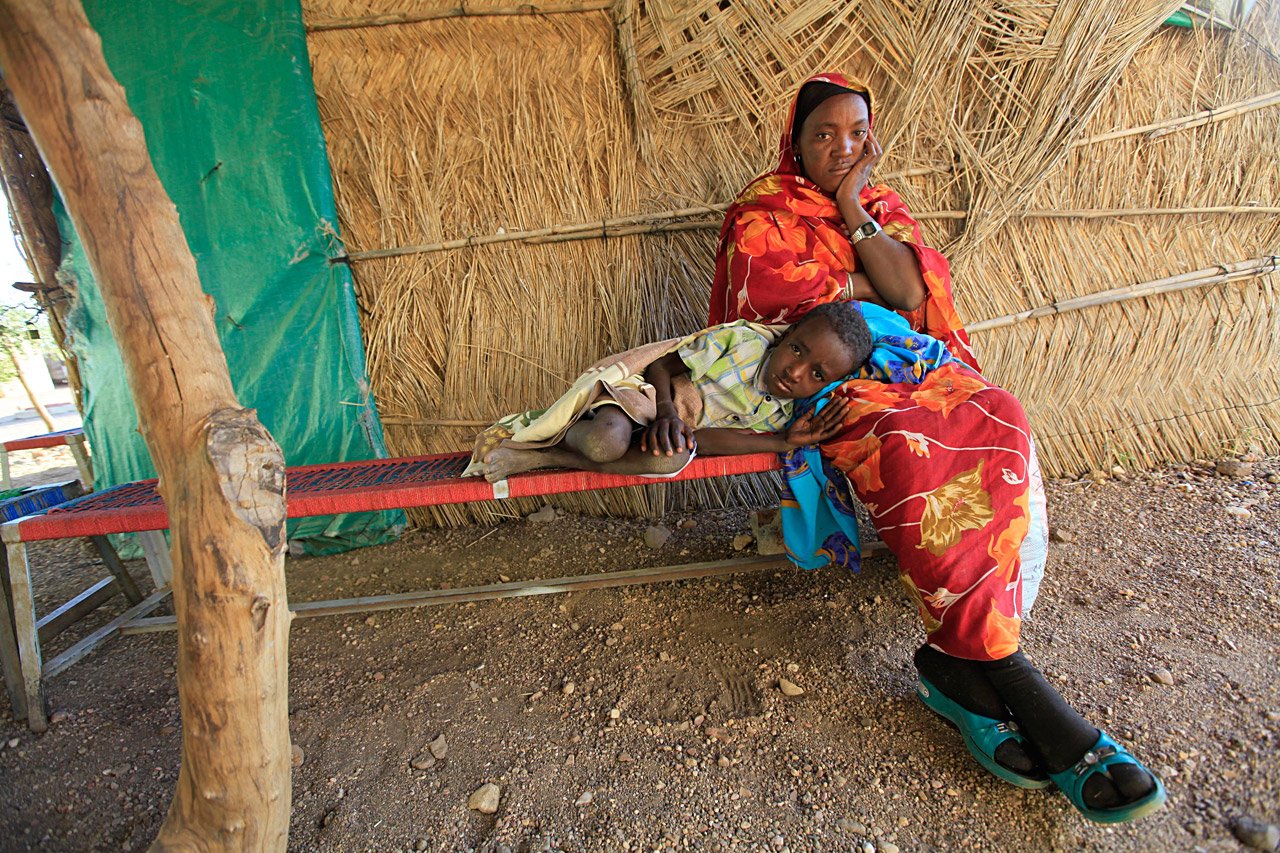 Roghaya et sa fille de sept ans ont voyagé toute la nuit depuis le village de Shashola. Elles attendent devant la salle d’examen depuis sept heures du matin.