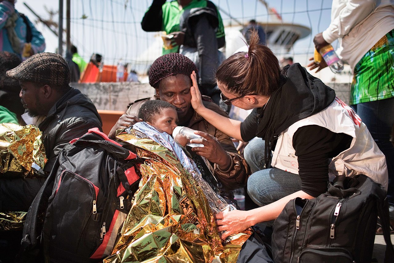 Le 19 avril 2011, 760 réfugiés sont arrivés de Lybie. Une équipe MSF distribue des biens non alimentaires aux réfugiés à peine arrivés.