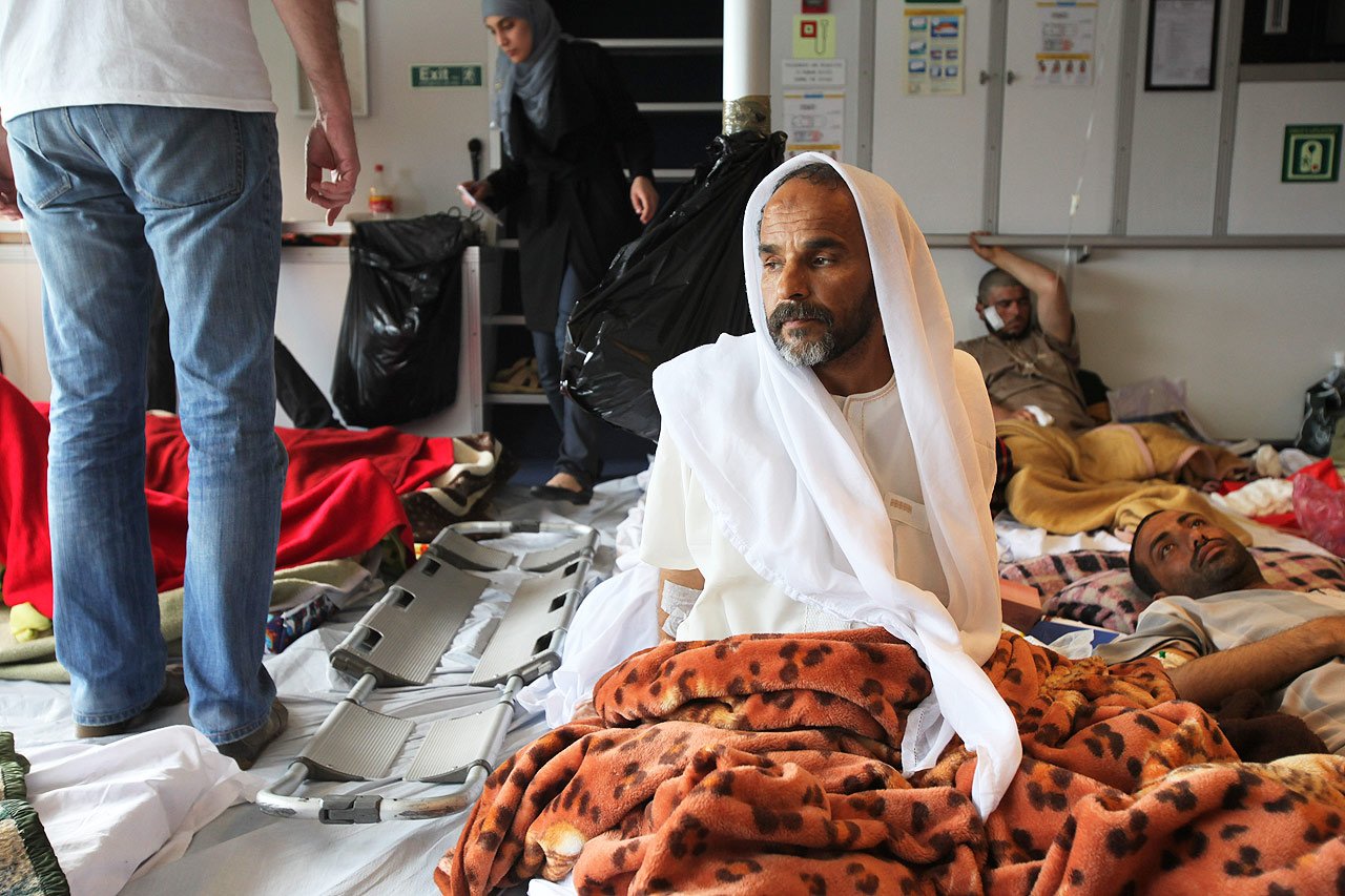 MSF a evacué 99 personnes, comprenant 64 blessés de guerre et 35 personnes accompagnantes par bateau du 15 au 16 avril 2011