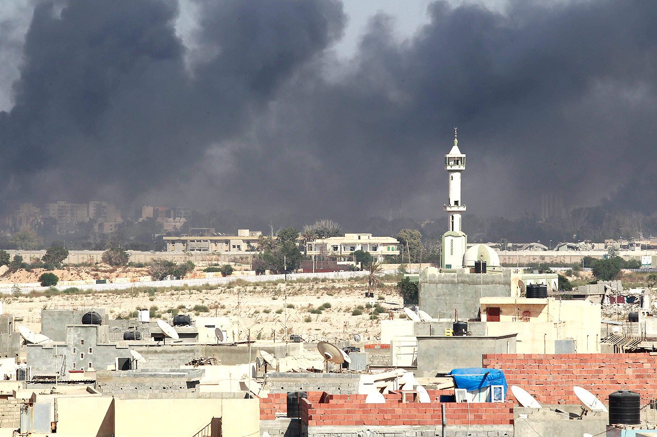 Des fumées surplombent la ville de Tripoli après des combats, le 23 août 2011.
