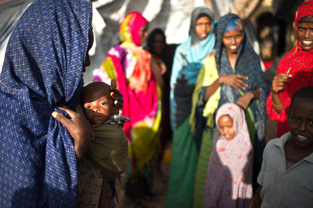 Des femmes font la queue avec leurs enfants devant le centre de thérapie nutritionnelle de Galcayo dirigé par MSF en Somalie.