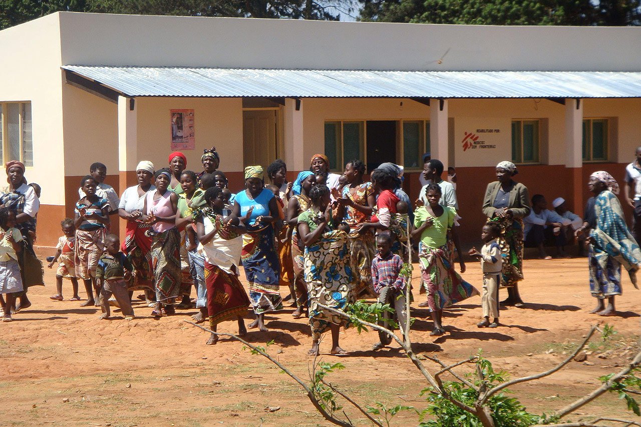 La population de Niassa saluant les équipes MSF lors de la cérémonie de clôture du projet Lichinga au Mozambique.