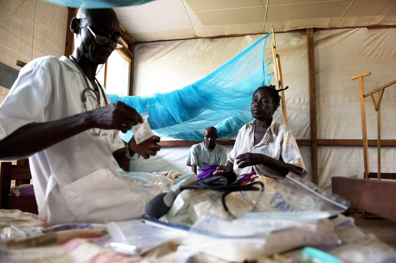 La République centrafricaine (RCA) est en proie à une urgence médicale chronique. Au cours des 18 derniers mois, quatre enquêtes de mortalité rétrospective menées dans certaines régions par MSF ont révélé des taux de mortalité trois fois plus élevés que le «seuil d’urgence» qui définit une crise humanitaire. Ces taux reflètent une situation «hors de contrôle» et ce alors que les taux les plus élevés ont été observés dans des zones épargnées par le conflit ou les déplacements de populations.