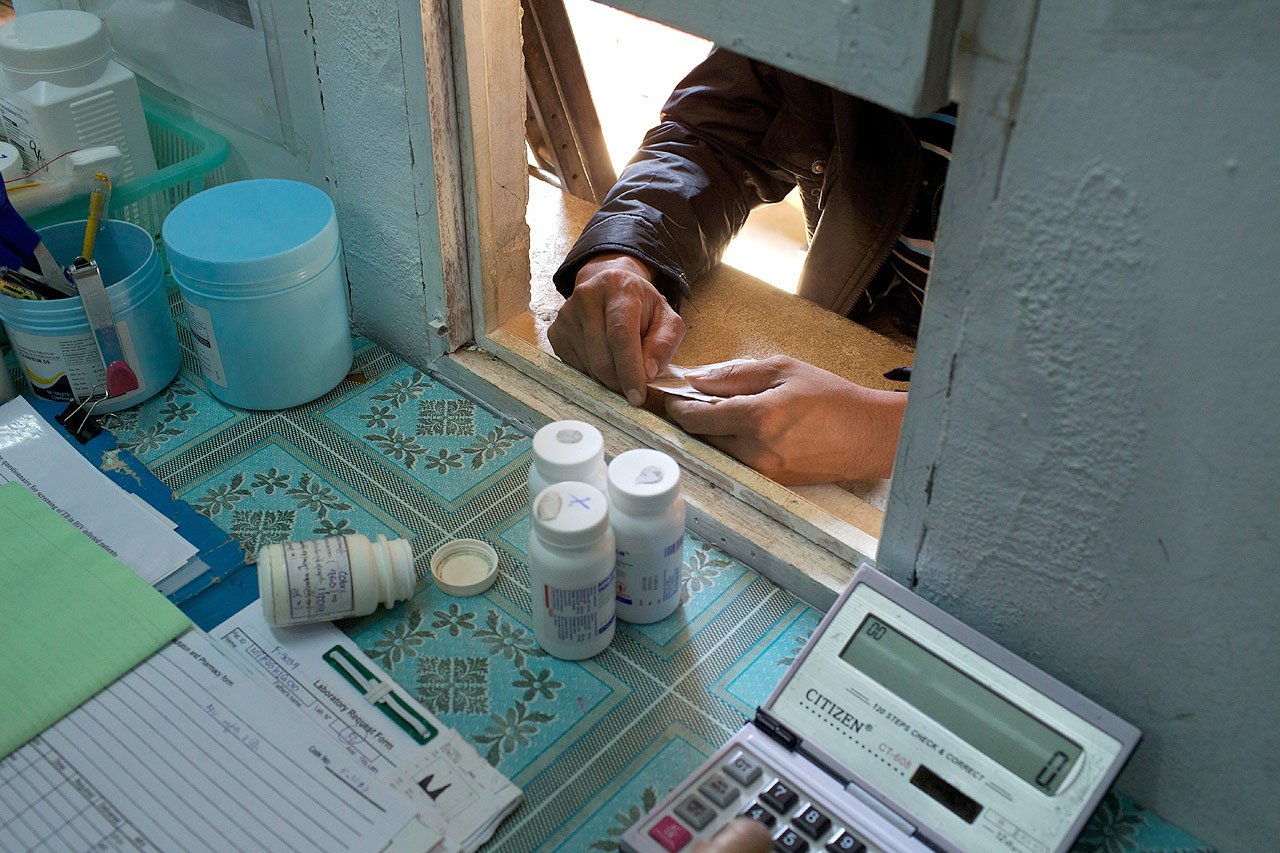 L’histoire d’un patient co-infecté par le VIH/sida et la tuberculose qui lutte pour obtenir des soins au Myanmar alors que les bailleurs de fonds réduisent les financements
