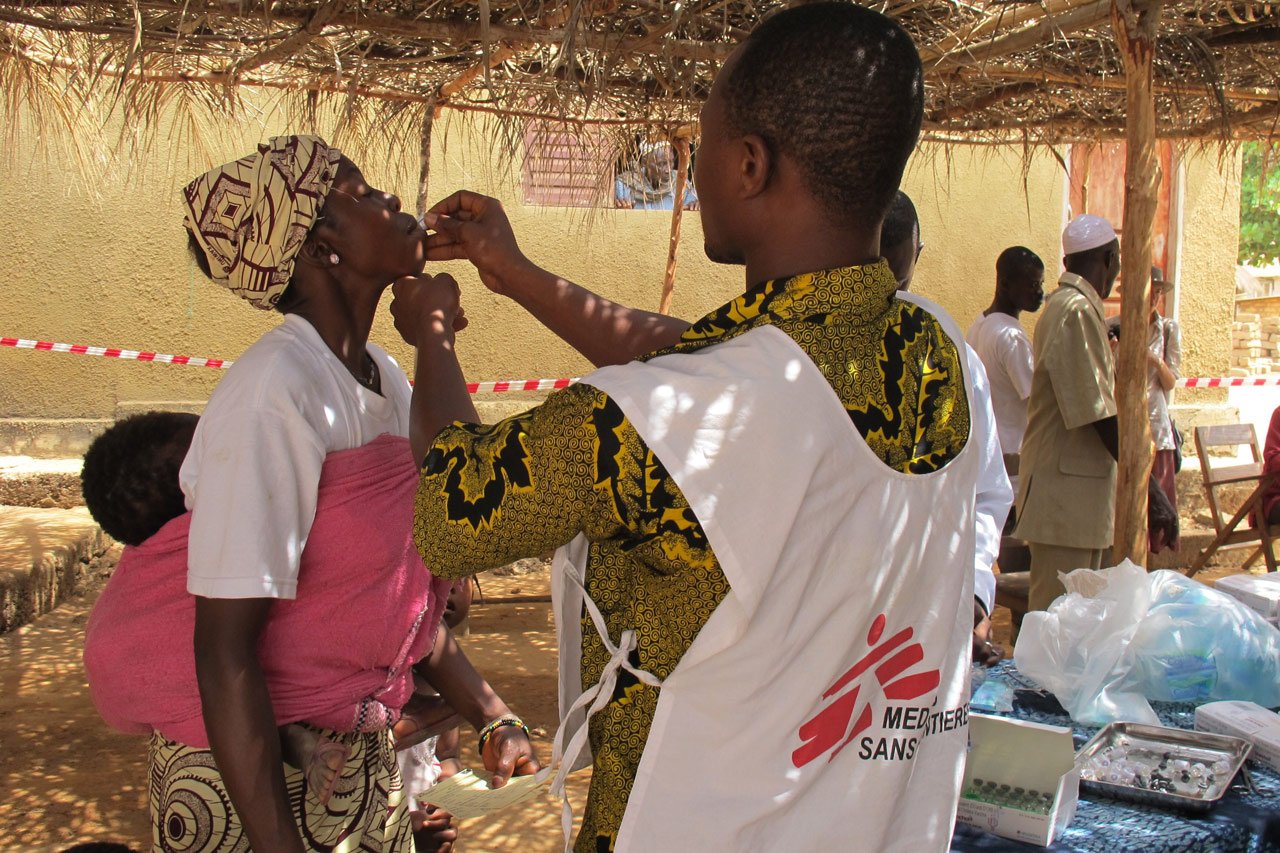 Pour la première fois, MSF répond à une épidémie de choléra en Afrique en organisant une vaccination de masse.