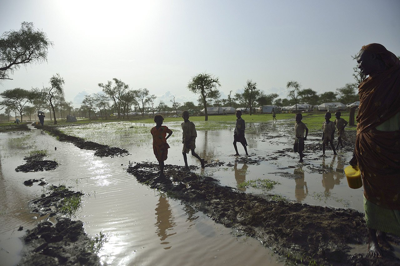 Les latrines ont débordé, contaminant les eaux de surface, impropres à la consommation, alors qu’il y a déjà une pénurie générale d’eau potable.
