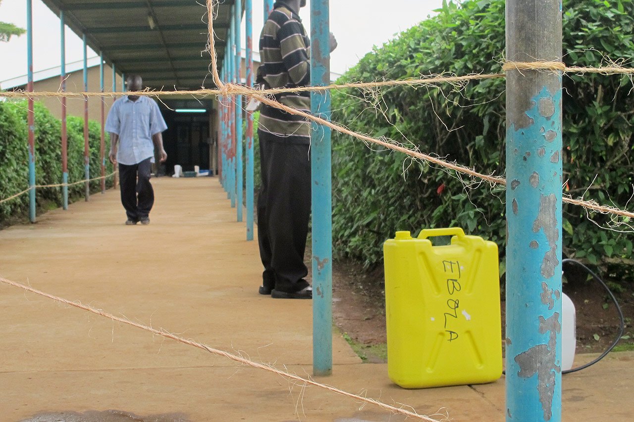Les priorités de l'équipe de MSF consistent à identifier et soigner les personnes qui ont été infectées, ainsi que toutes celles qui ont été en contact avec elles.